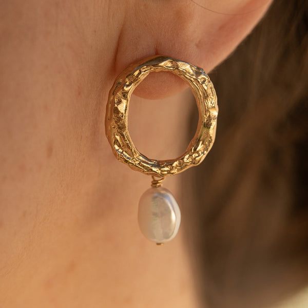 Madga pearl earrings