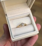 Bague texturée diamant serti clos - Or 18 carats